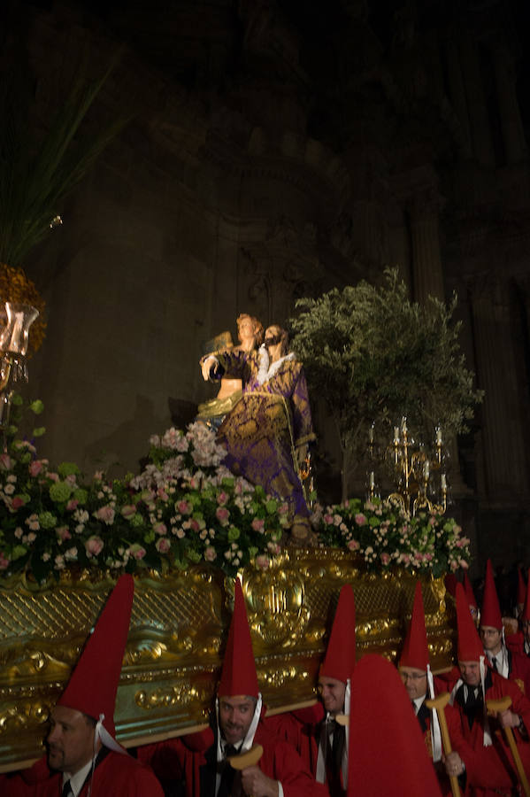 La procesión corinta de Santa Catalina recorrió la ciudad en la celebración del 25 aniversario de su fundación en una tarde desapacible. La institución que desfiló desde Santa Catalina estrenó una Cruz Alzada y el Cristo titular nuevas cantoneras de oro