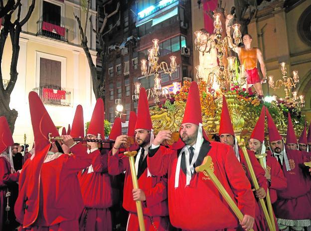 El paso de la Flagelación, poco después de su salida de la iglesia de Santa Catalina. 