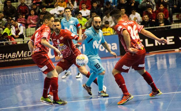 Ricardinho rodeado por varios jugadores de ElPozo.