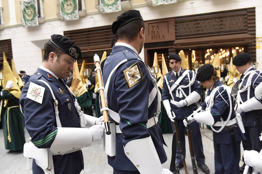 La cofradía luchó contra la lluvia en este Domingo de Ramos