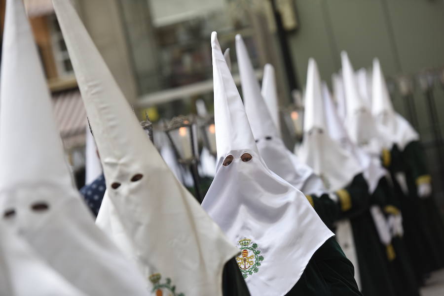 La cofradía luchó contra la lluvia en este Domingo de Ramos