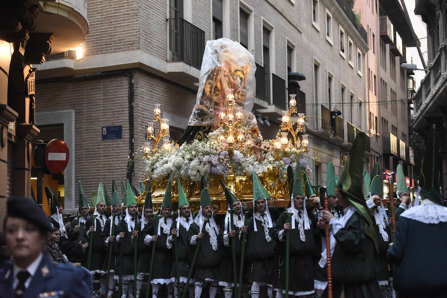 La cofradía luchó contra la lluvia en este Domingo de Ramos