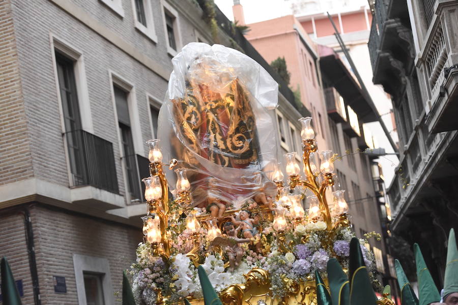 La cofradía luchó contra la lluvia en este Domingo de Ramos