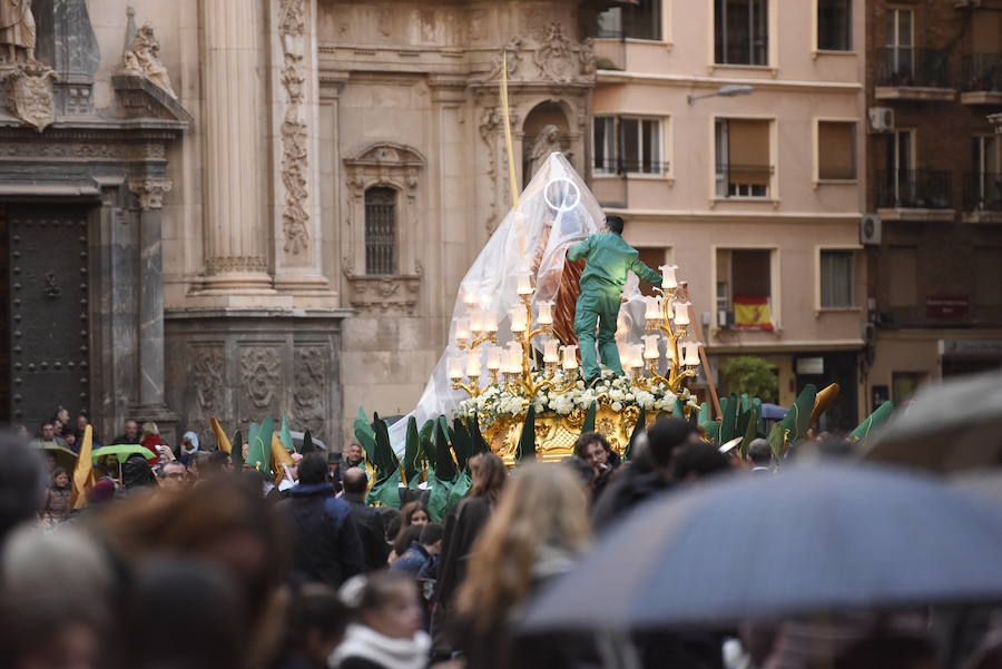 La cofradía luchó contra la lluvia en este Domingo de Ramos