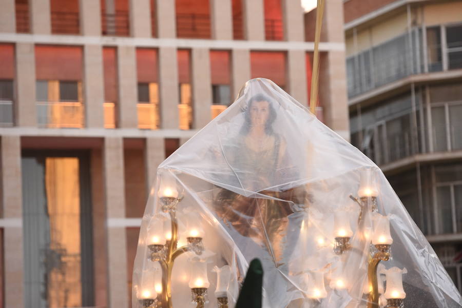 La cofradía luchó contra la lluvia en este Domingo de Ramos