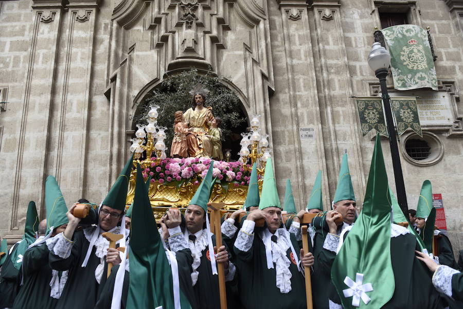 La cofradía luchó contra la lluvia en este Domingo de Ramos