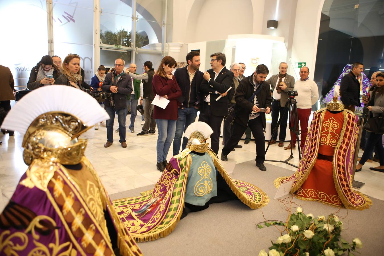 El Muy Ilustre Cabildo de Nuestra Señora la Virgen de la Amargura, Paso Blanco, presentó ayer los estrenos que la cofradía pondrá en escena en el desfile bíblico pasional del próximo Jueves Santo en Lorca