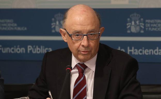 El ministro de Hacienda y Función Pública, Cristóbal Montoro, durante la rueda de prensa que ha ofrecido este lunes para informar de los datos de déficit. 