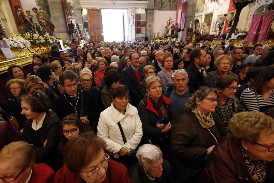 La Iglesia de San Antolín vuelve a ser escenario para el tradicional besapié previo a la procesión del Lunes Santo