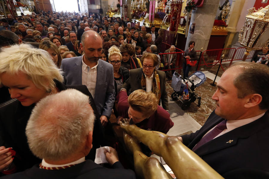 La Iglesia de San Antolín vuelve a ser escenario para el tradicional besapié previo a la procesión del Lunes Santo