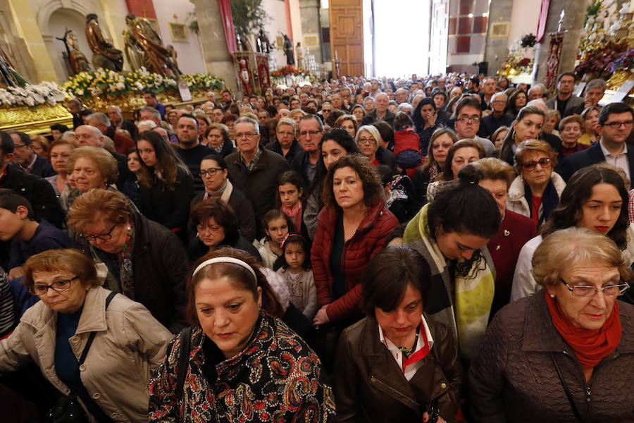 La Iglesia de San Antolín vuelve a ser escenario para el tradicional besapié previo a la procesión del Lunes Santo