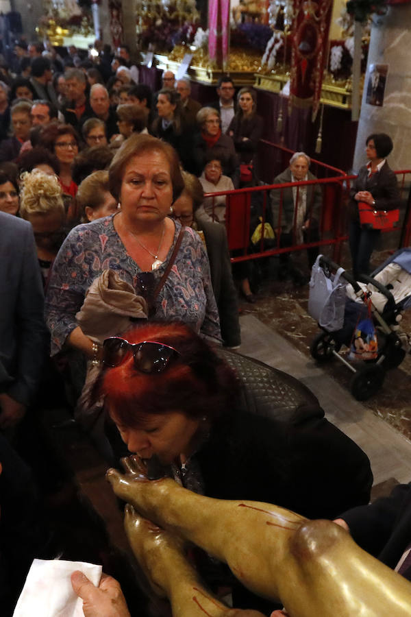 La Iglesia de San Antolín vuelve a ser escenario para el tradicional besapié previo a la procesión del Lunes Santo