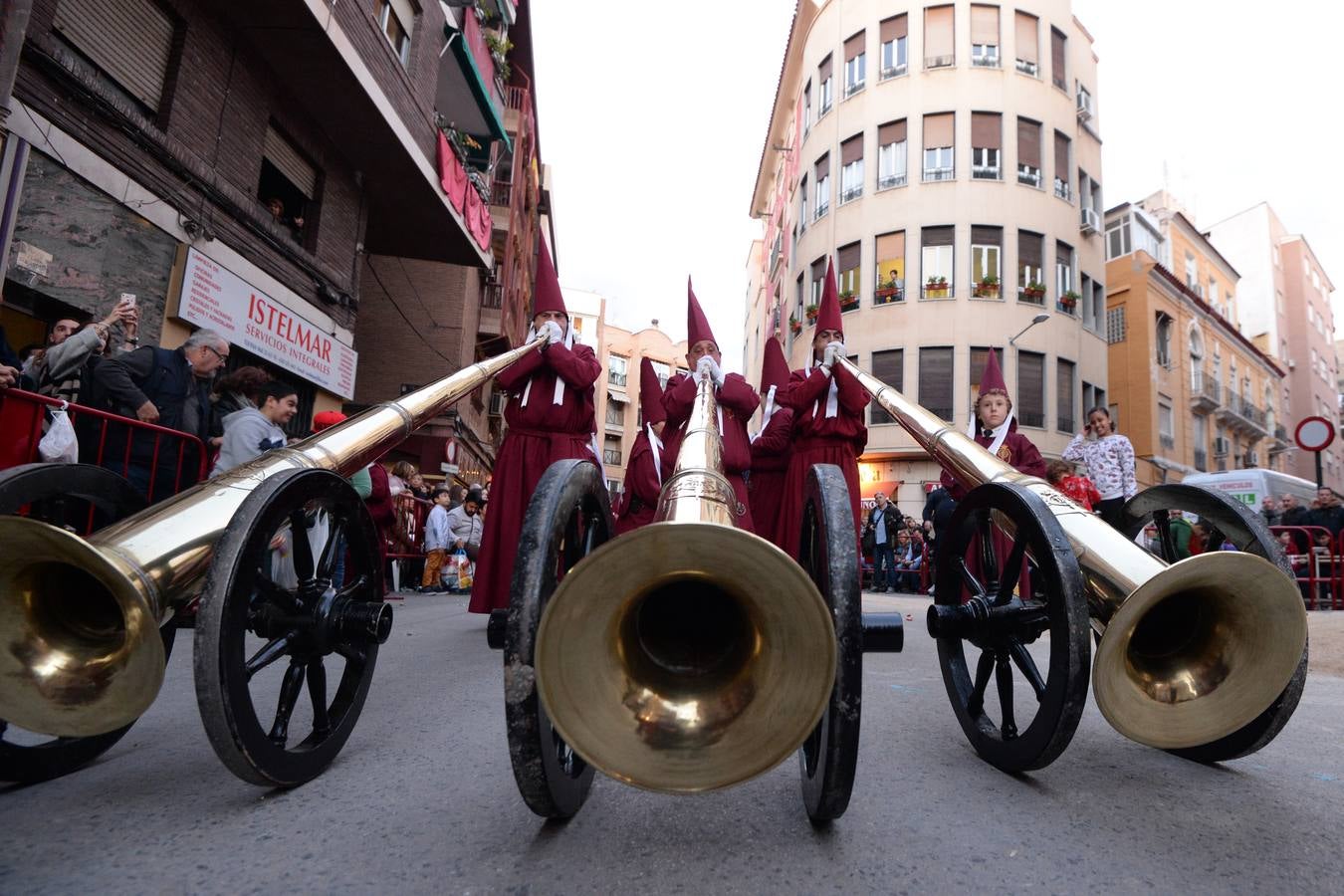 La procesión de Lunes Santo cautiva a la ciudad en su legendario cortejo desde San Antolín