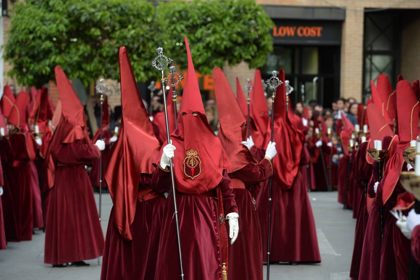 La procesión de Lunes Santo cautiva a la ciudad en su legendario cortejo desde San Antolín