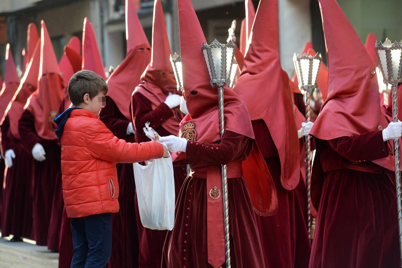 La procesión de Lunes Santo cautiva a la ciudad en su legendario cortejo desde San Antolín