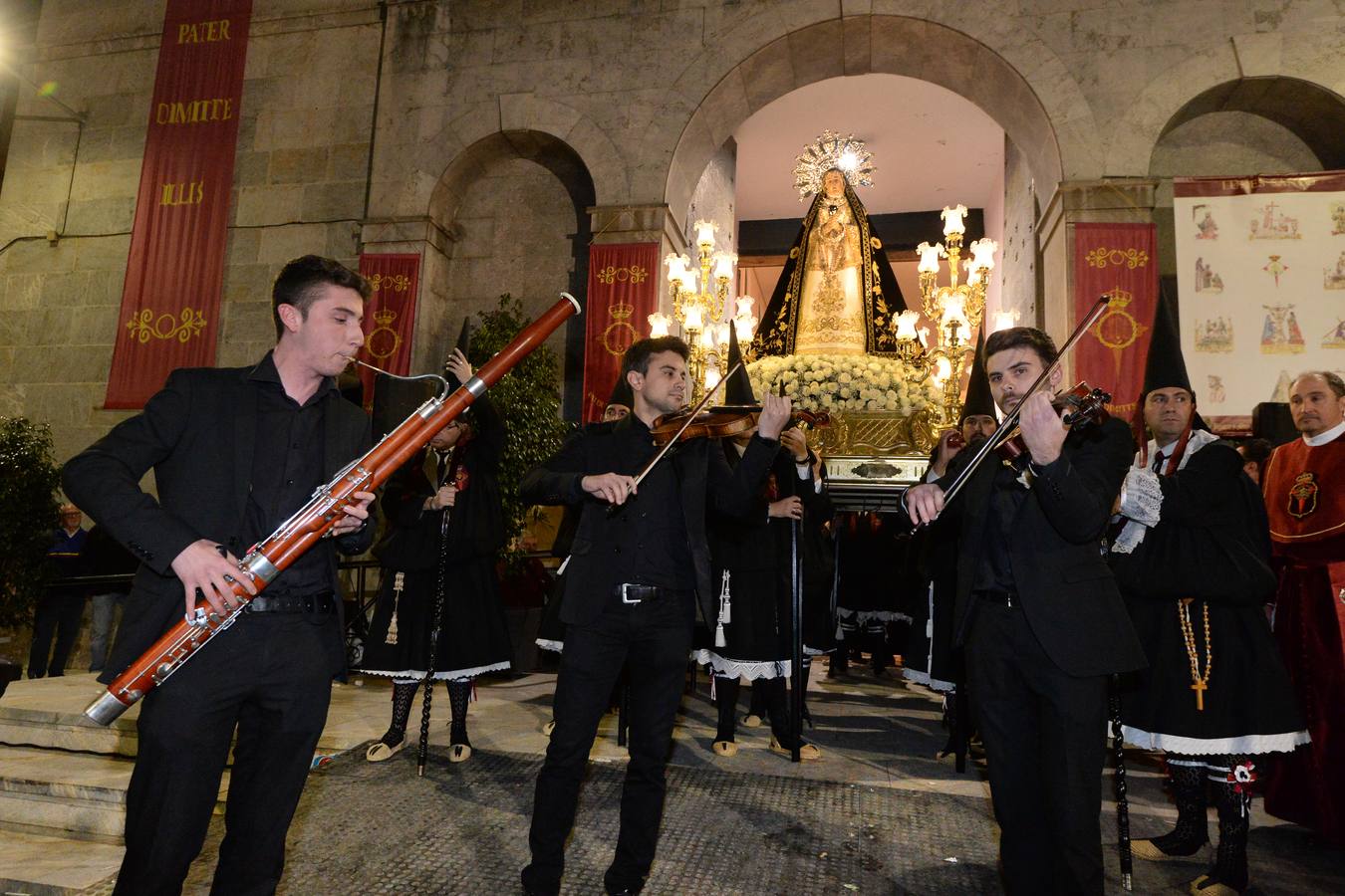 La procesión de Lunes Santo cautiva a la ciudad en su legendario cortejo desde San Antolín