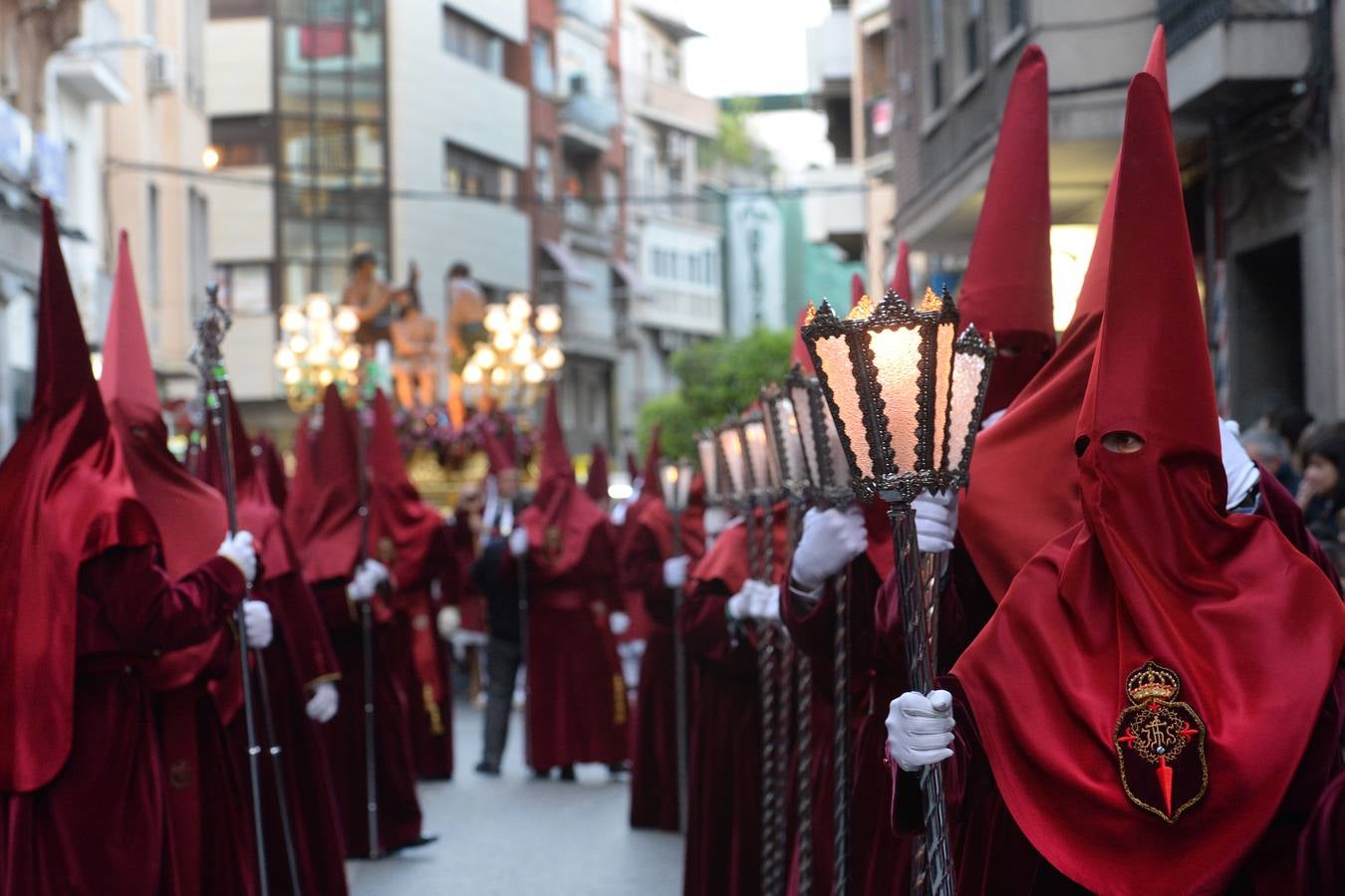 La procesión de Lunes Santo cautiva a la ciudad en su legendario cortejo desde San Antolín