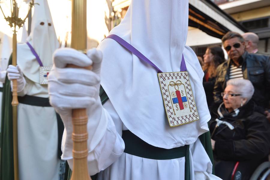 La Hermandad de Esclavos de Nuestro Padre Jesús del Rescate y María Santísima de la Esperanza transportó este Martes Santo sus tronos desde la Iglesia de San Juan Bautista de Murcia.