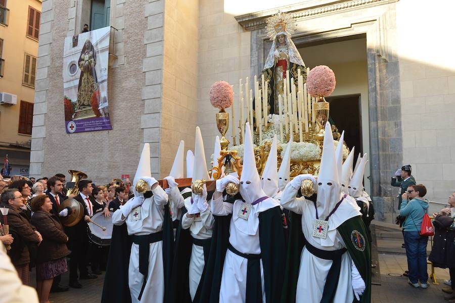 La Hermandad de Esclavos de Nuestro Padre Jesús del Rescate y María Santísima de la Esperanza transportó este Martes Santo sus tronos desde la Iglesia de San Juan Bautista de Murcia.