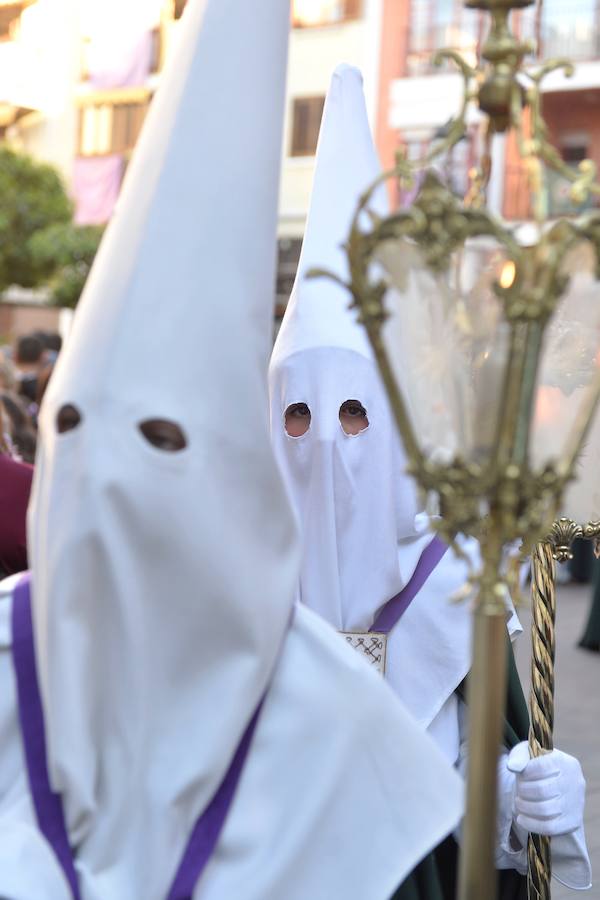 La Hermandad de Esclavos de Nuestro Padre Jesús del Rescate y María Santísima de la Esperanza transportó este Martes Santo sus tronos desde la Iglesia de San Juan Bautista de Murcia.