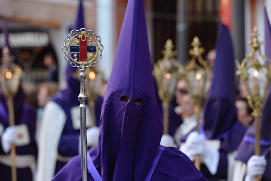 La Hermandad de Esclavos de Nuestro Padre Jesús del Rescate y María Santísima de la Esperanza transportó este Martes Santo sus tronos desde la Iglesia de San Juan Bautista de Murcia.