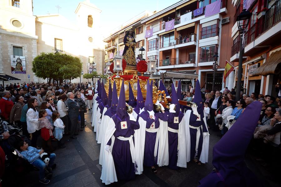 La Hermandad de Esclavos de Nuestro Padre Jesús del Rescate y María Santísima de la Esperanza transportó este Martes Santo sus tronos desde la Iglesia de San Juan Bautista de Murcia.