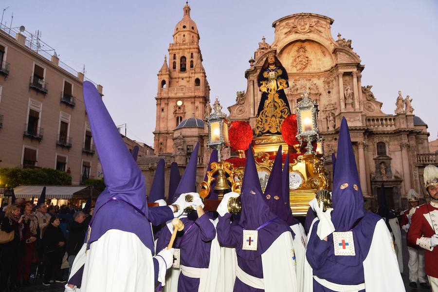 La Hermandad de Esclavos de Nuestro Padre Jesús del Rescate y María Santísima de la Esperanza transportó este Martes Santo sus tronos desde la Iglesia de San Juan Bautista de Murcia.