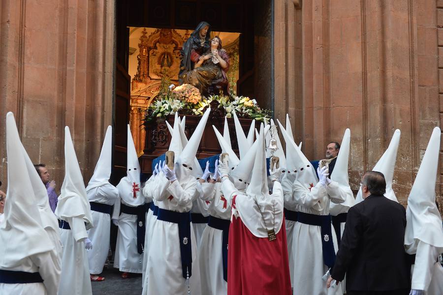 La Pontificia, Real, Hospitalaria y Primitiva Asociación del Santísimo Cristo de la Salud transportó este Martes Santo sus tronos desde la Iglesia de San Juan de Dios de Murcia.