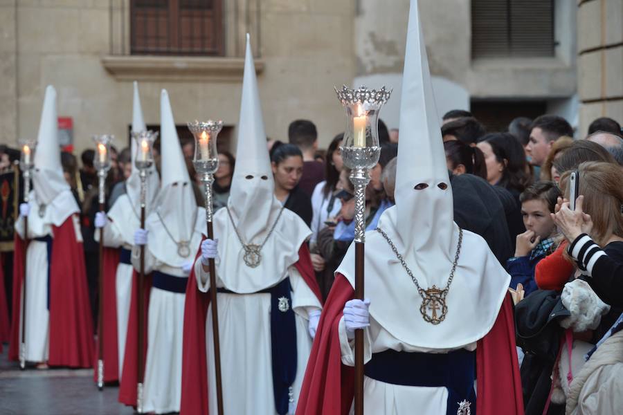 La Pontificia, Real, Hospitalaria y Primitiva Asociación del Santísimo Cristo de la Salud transportó este Martes Santo sus tronos desde la Iglesia de San Juan de Dios de Murcia.