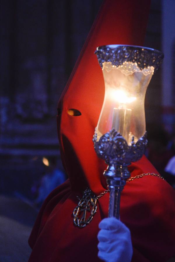 La Pontificia, Real, Hospitalaria y Primitiva Asociación del Santísimo Cristo de la Salud transportó este Martes Santo sus tronos desde la Iglesia de San Juan de Dios de Murcia.