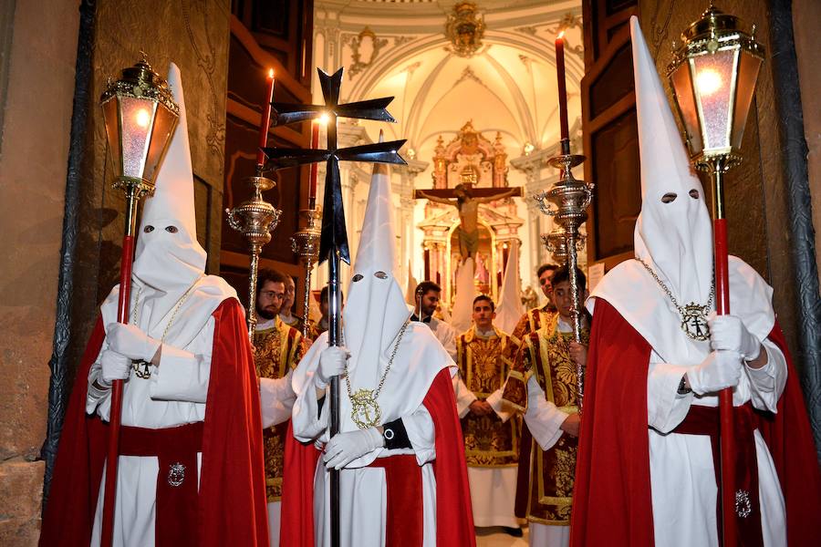 La Pontificia, Real, Hospitalaria y Primitiva Asociación del Santísimo Cristo de la Salud transportó este Martes Santo sus tronos desde la Iglesia de San Juan de Dios de Murcia.