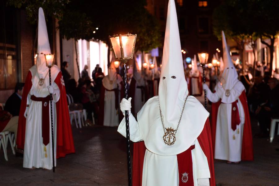 La Pontificia, Real, Hospitalaria y Primitiva Asociación del Santísimo Cristo de la Salud transportó este Martes Santo sus tronos desde la Iglesia de San Juan de Dios de Murcia.