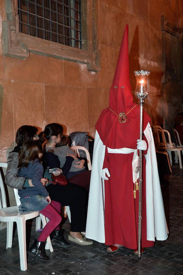 La Pontificia, Real, Hospitalaria y Primitiva Asociación del Santísimo Cristo de la Salud transportó este Martes Santo sus tronos desde la Iglesia de San Juan de Dios de Murcia.