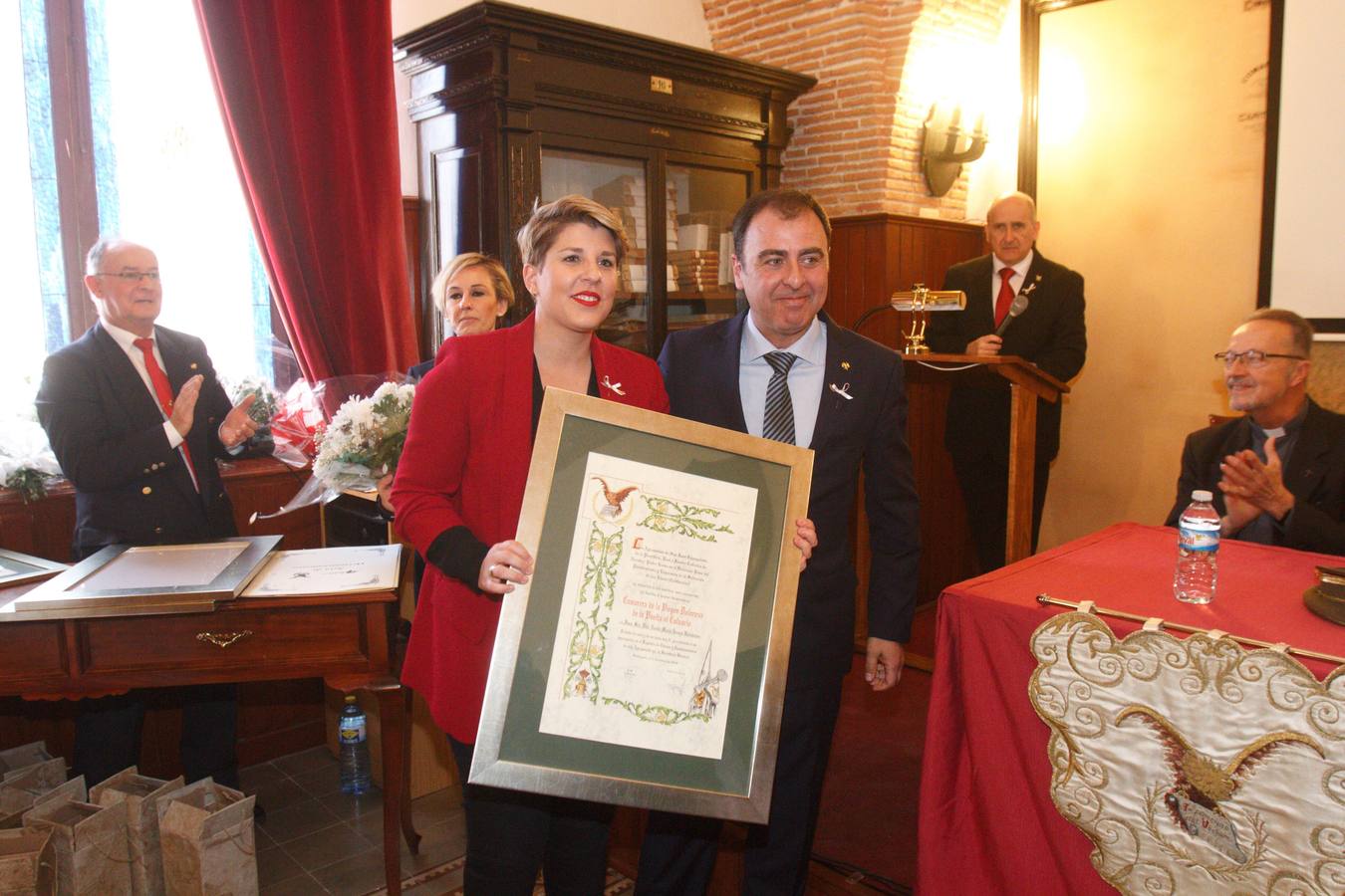 Alrededor de 300 personas asistieron al acto de entrega de distinciones, en el salón de actos del Parque de Artillería, y a la bendición posterior de la peana, en uno de los patios. Entre los asistentes estuvieron la alcaldesa, Ana Belén Castejón; la consejera de Transparencia y Portavoz, Noelia Arroyo.