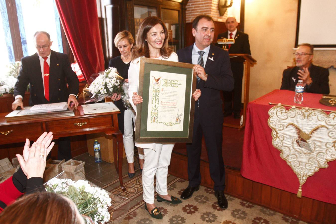 Alrededor de 300 personas asistieron al acto de entrega de distinciones, en el salón de actos del Parque de Artillería, y a la bendición posterior de la peana, en uno de los patios. Entre los asistentes estuvieron la alcaldesa, Ana Belén Castejón; la consejera de Transparencia y Portavoz, Noelia Arroyo.