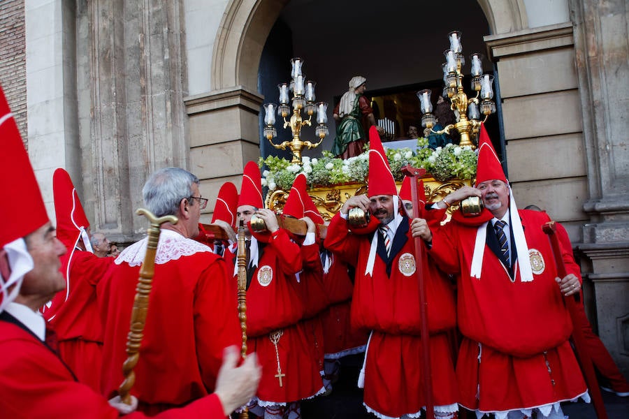 La multitudinaria procesión que partió de la parroquia de El Carmen convocó en la ciudad a miles de fieles para vibrar ante el cortejo más huertano