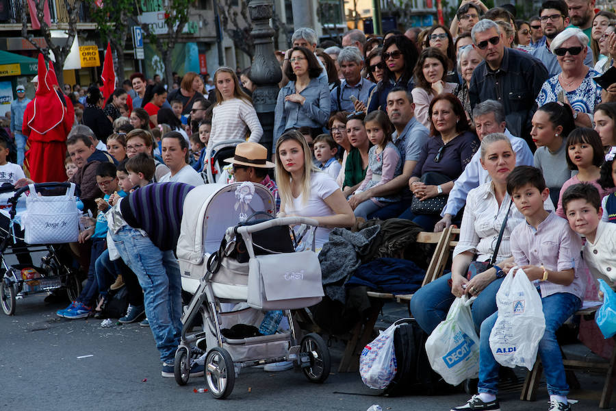 La multitudinaria procesión que partió de la parroquia de El Carmen convocó en la ciudad a miles de fieles para vibrar ante el cortejo más huertano