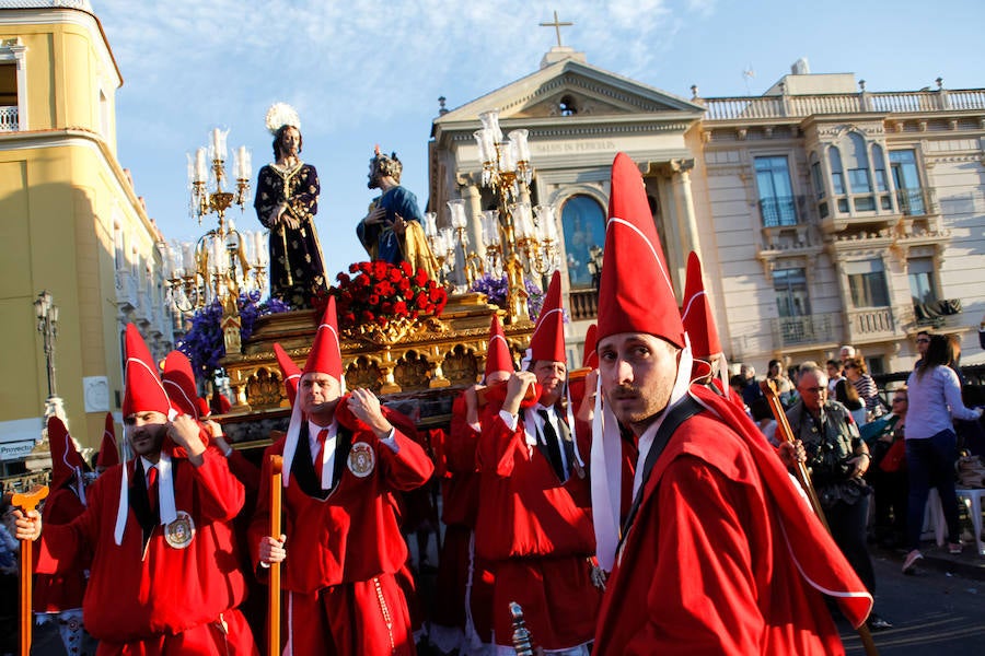 La multitudinaria procesión que partió de la parroquia de El Carmen convocó en la ciudad a miles de fieles para vibrar ante el cortejo más huertano