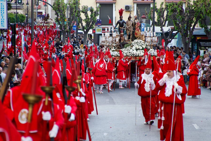 La multitudinaria procesión que partió de la parroquia de El Carmen convocó en la ciudad a miles de fieles para vibrar ante el cortejo más huertano