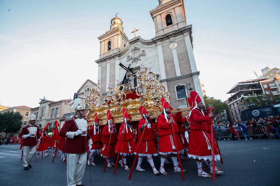 La multitudinaria procesión que partió de la parroquia de El Carmen convocó en la ciudad a miles de fieles para vibrar ante el cortejo más huertano