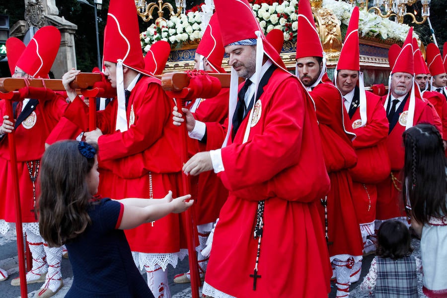 La multitudinaria procesión que partió de la parroquia de El Carmen convocó en la ciudad a miles de fieles para vibrar ante el cortejo más huertano