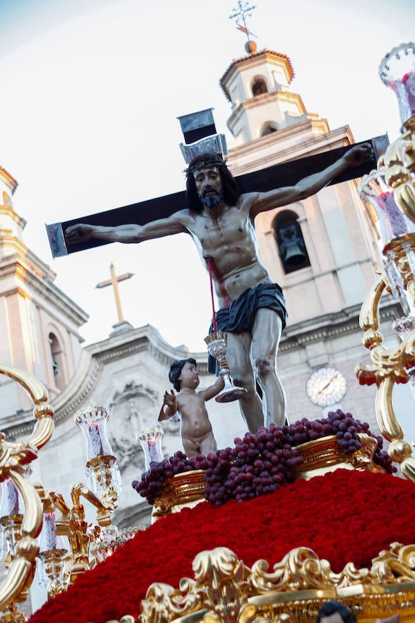 La multitudinaria procesión que partió de la parroquia de El Carmen convocó en la ciudad a miles de fieles para vibrar ante el cortejo más huertano