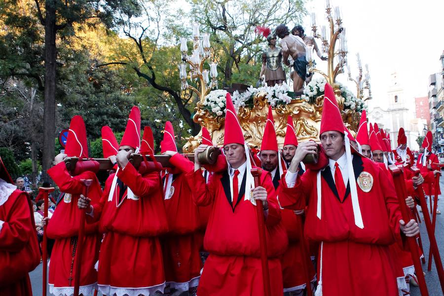 La multitudinaria procesión que partió de la parroquia de El Carmen convocó en la ciudad a miles de fieles para vibrar ante el cortejo más huertano