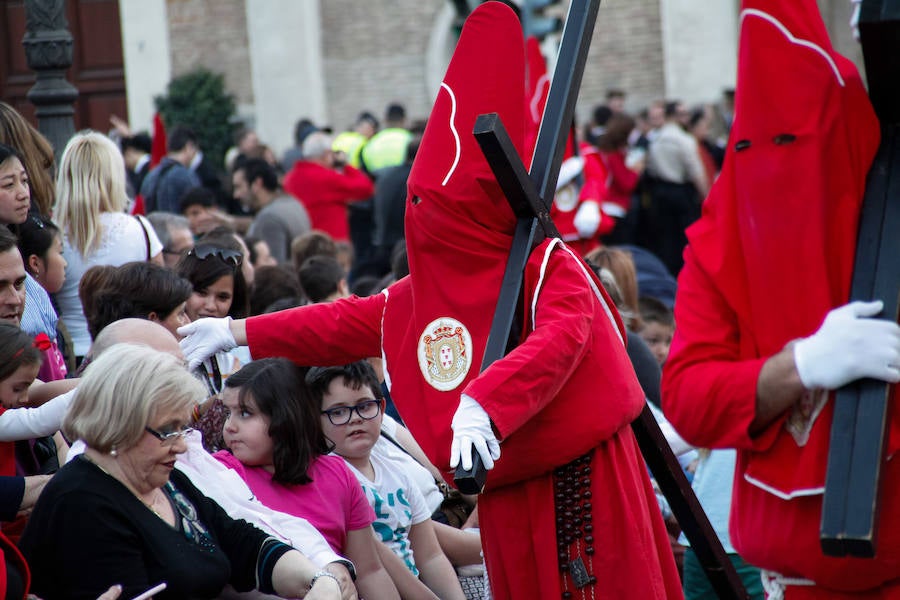 La multitudinaria procesión que partió de la parroquia de El Carmen convocó en la ciudad a miles de fieles para vibrar ante el cortejo más huertano