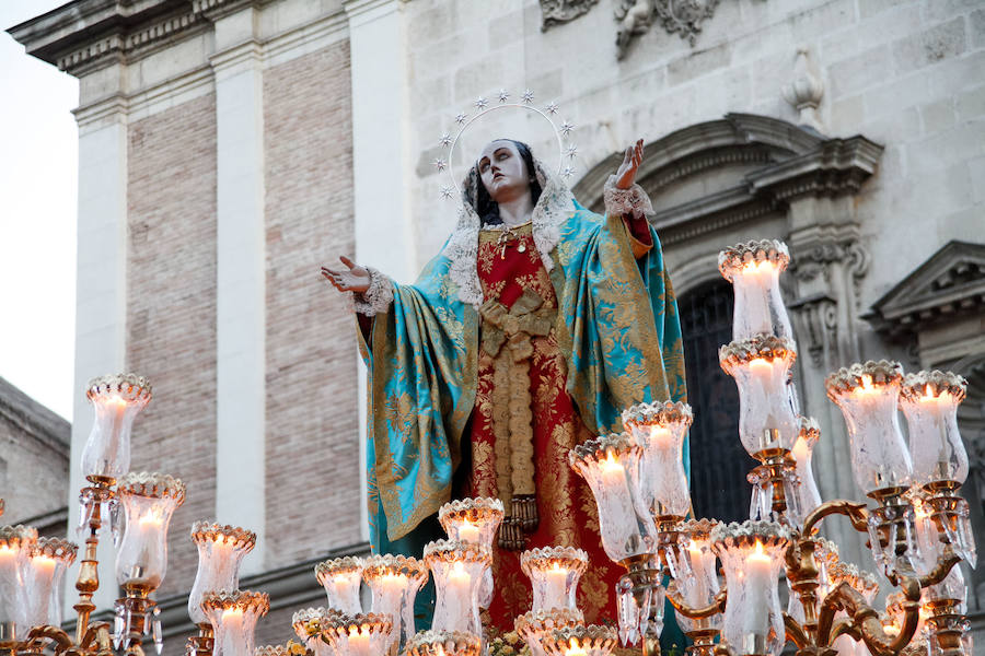 La multitudinaria procesión que partió de la parroquia de El Carmen convocó en la ciudad a miles de fieles para vibrar ante el cortejo más huertano