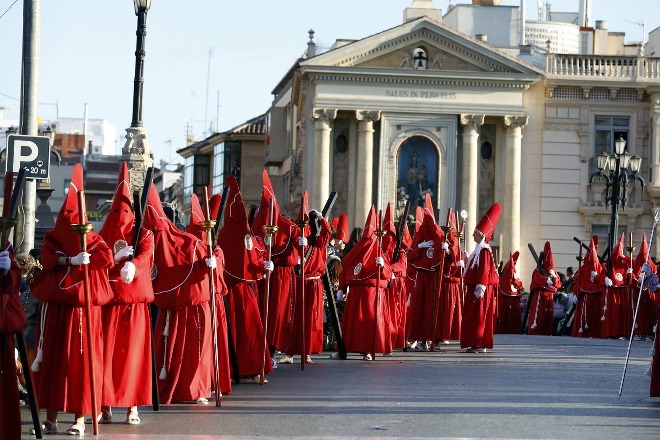 La multitudinaria procesión que partió de la parroquia de El Carmen convocó en la ciudad a miles de fieles para vibrar ante el cortejo más huertano