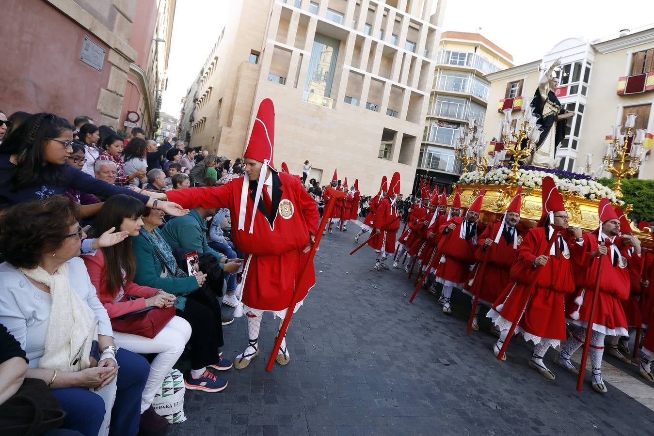 La multitudinaria procesión que partió de la parroquia de El Carmen convocó en la ciudad a miles de fieles para vibrar ante el cortejo más huertano