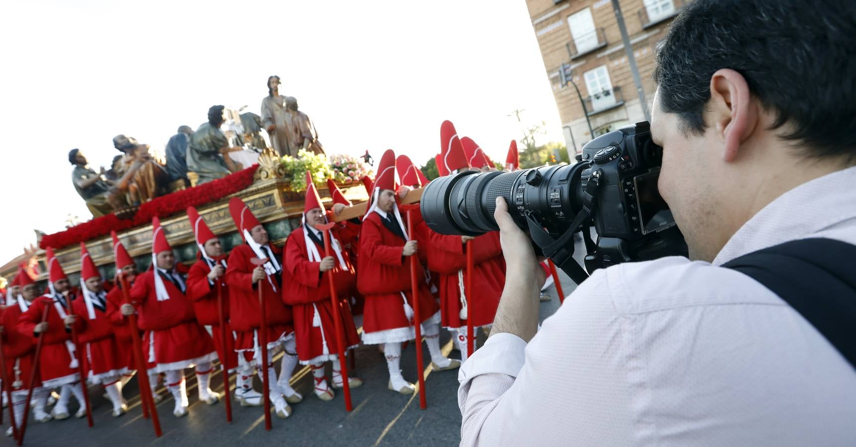 La multitudinaria procesión que partió de la parroquia de El Carmen convocó en la ciudad a miles de fieles para vibrar ante el cortejo más huertano