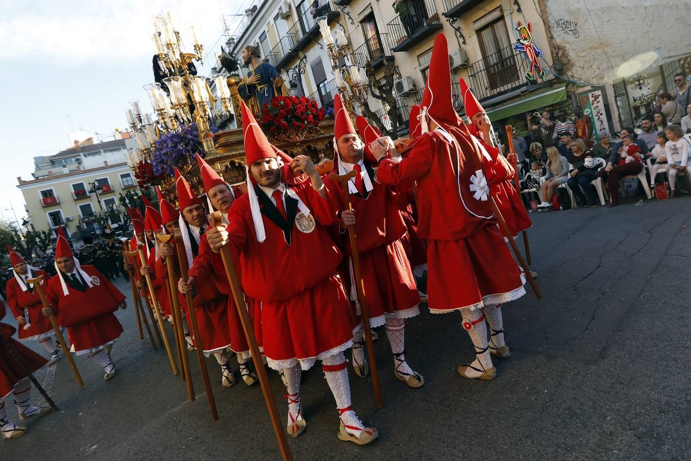 La multitudinaria procesión que partió de la parroquia de El Carmen convocó en la ciudad a miles de fieles para vibrar ante el cortejo más huertano