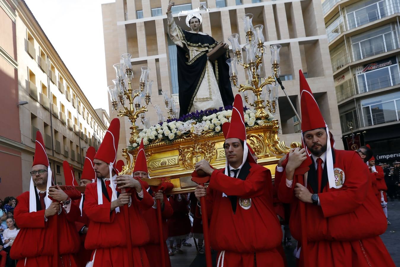 La multitudinaria procesión que partió de la parroquia de El Carmen convocó en la ciudad a miles de fieles para vibrar ante el cortejo más huertano